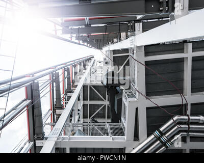 Edificio moderno dettagli architettonici, guardando in alto, effetto prospettico Foto Stock