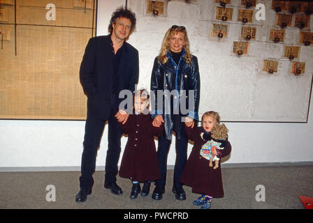 Kölschrocker Wolfgang Niedecken mit Ehefrau Tina und den Töchtern Isis und Jojo (mit Puppe) di Düsseldorf, Deutschland 1999. Colonia il cantante rock Wolfgang Niedecken con sua moglie Tina e le figlie di Iside e Jojo (con bambola) a Duesseldorf, Germania 1999. Foto Stock