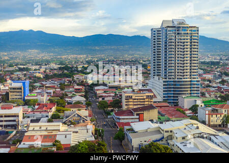 San Jose Costa Rica città capitale street view con le montagne nella parte posteriore Foto Stock