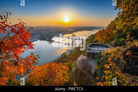 Budapest, Ungheria - panoramica vista sullo skyline di Budapest a sunrise con bellissimo fogliame di autunno, ponte Elisabetta (Erzsebet Hid) e belvedere sulla Geller Foto Stock