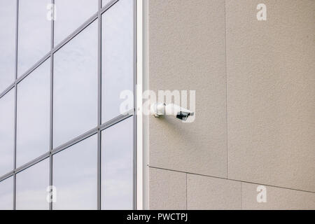 Video TVCC telecamera del sistema di sicurezza sulla parete dell'edificio Foto Stock