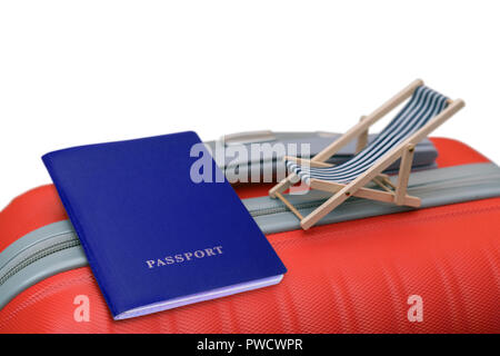 Passaporto blu, sdraio sulla spiaggia e rosso valigia. Foto Stock