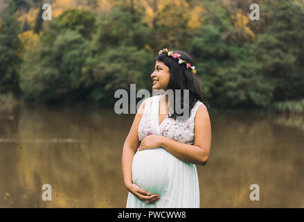Riprese di maternità di una donna felice Foto Stock