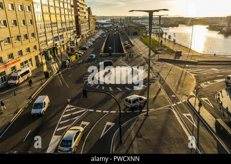 Vigo/Galicia, Spagna - 10/5/18 - una trafficata rotonda nella città galiziana di Vigo Foto Stock