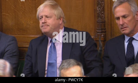 MP Boris Johnson reagisce dopo il primo ministro Theresa Maggio ha risposto ad una domanda a seguito del suo aggiornamento sui recenti sviluppi nella Brexit negoziati in seno alla Camera dei Comuni di Londra. Foto Stock