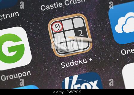 London, Regno Unito - 15 Ottobre 2018: Close-up shot di Panda verde Giochi popolare app Sudoku ∙. Foto Stock