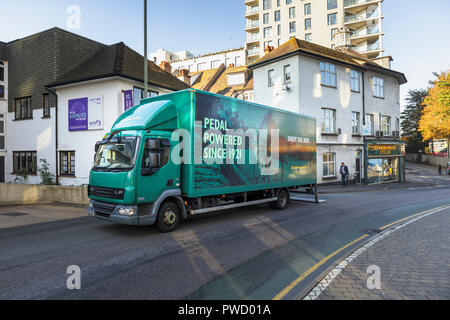 Grandi cicli di Evans verde camion di consegna in cicli di Evans livrea parcheggiato sul ciglio della strada facendo una consegna al Evans negozio di cicli di Woking, Surrey, Regno Unito Foto Stock