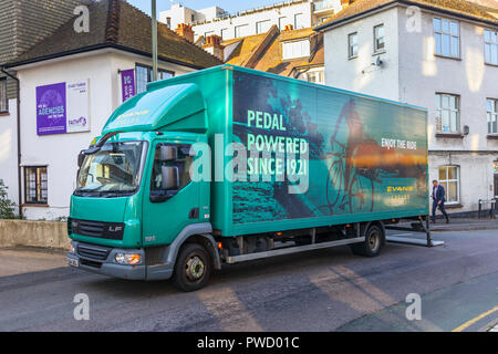 Grandi cicli di Evans verde camion di consegna in cicli di Evans livrea parcheggiato sul ciglio della strada facendo una consegna al Evans negozio di cicli di Woking, Surrey, Regno Unito Foto Stock