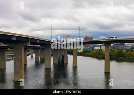 Washington DC, Stati Uniti d'America - 11 Ottobre 2017: veduta dello skyline di Washington DC con il ponte e il fiume negli Stati Uniti. Foto Stock