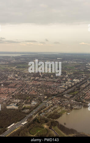 Paesi Bassi, aia, Schiphol, Europa, elevato angolo vista del fiume e gli edifici contro SKY Foto Stock