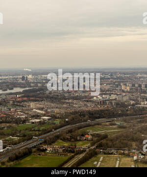 Paesi Bassi, aia, Schiphol, l'Europa, un grande corpo di acqua con una città in background Foto Stock