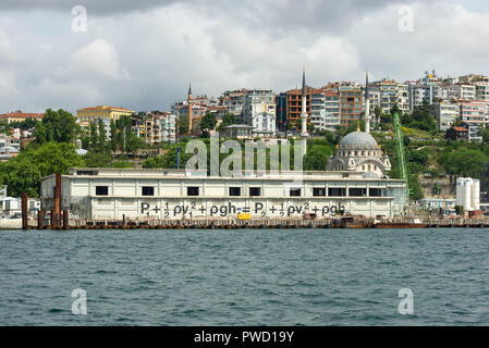 Hydrodynamica applicato artwork da Liam Gillick sul lato dell'Istanbul Modern Building, Turchia Foto Stock