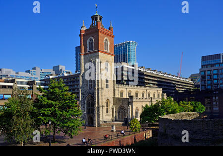 Chiesa di St Giles, Cripplegate, Barbican, Londra, Inghilterra, Regno Unito. Chiesa nel centro del Barbican Arts e complesso di abitazioni. Foto Stock