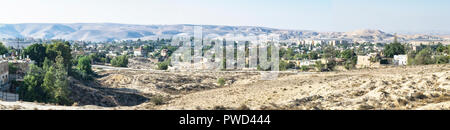 Panorama di un quartiere di Arad Israele in una limpida giornata di caduta con delle montagne del deserto e villaggi beduini in background Foto Stock