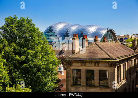 Regno Unito, Inghilterra, Tyneside, Newcastle upon Tyne, Quayside tetti e Sage Gateshead edificio dalla banca del cane Foto Stock