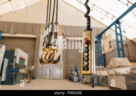 Close up interruttore di comando a distanza per la gru a carroponte in officina di produzione Foto Stock