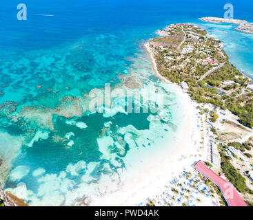 Vista panoramica vista in elevazione del mare cristallino, Long Bay, Antigua Antigua e Barbuda, Caraibi, Isole Sottovento, West Indies Foto Stock
