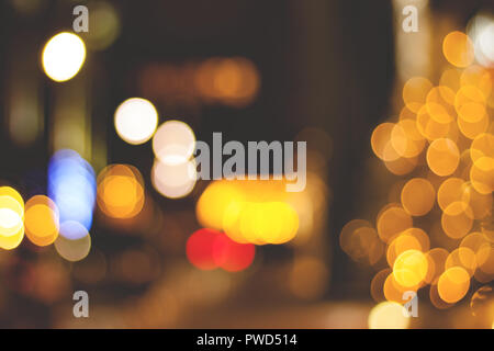 Shiny astratto sullo sfondo della città. Lampadine sfocati e ghirlande. Foto Stock