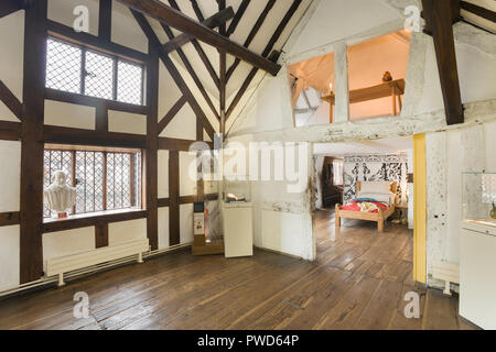La sala esposizioni e la ragazza in camera da letto nel luogo di nascita di Shakespeare su Henley Street, Stratford-upon-Avon, Warwickshire, Inghilterra, Regno Unito, Europa Foto Stock