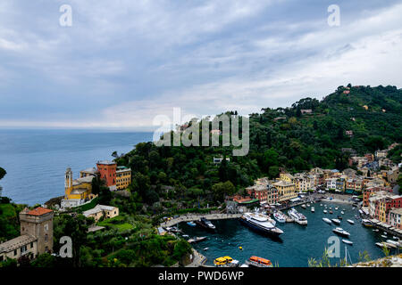 Una vista del porto di Portofino dal sentiero che porta al faro Foto Stock