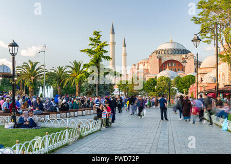 Museo Hagia Sophia con turisti camminando nel blu Parco Archeologico nel tardo pomeriggio di luce, Istanbul Foto Stock