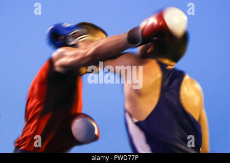 Due pugili di colpire ogni altro movimento sfocato sfondo. Foto Stock