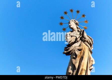 Statue barocche dei santi. Dettaglio del barocco colonna della peste nella città di Valtice in Moravia del sud. Opera d'arte. Costruito nel 1690 Foto Stock