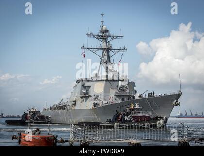 180910-N-MW694-0146 NORFOLK (sett. 10, 2018) le visite-missile destroyer USS McFaul (DDG 74) si diparte Naval Station Norfolk in preparazione per l'uragano di Firenze, 11 settembre 2018. Il comandante, U.S. Le forze della flotta il comando ordinato tutte le navi della Marina Militare in Hampton Roads Area a sortie sul Sett. 10, 2018 precedendo di uragano Firenze. Ci sono quasi 30 navi preparando per arrivare in corso dalla stazione navale di Norfolk e giunto di base Expeditionary Little Creek come uragano Florence è previsto per portare il forte vento e pioggia per il litorale atlantico centrale. Le navi saranno indirizzati a settori dell'Atlantico dove essi wi Foto Stock