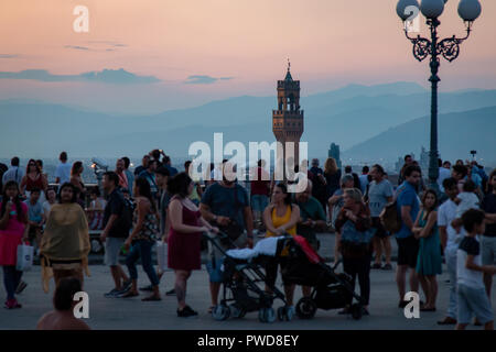 La folla di turisti osservare il tramonto su Firenze dal Piazzale Michelangelo. Foto Stock