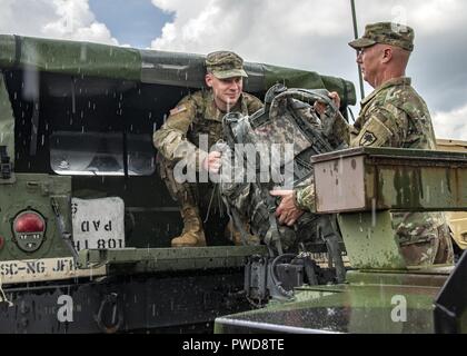 Carolina del Sud nazionale soldati di guardia dal 108th Affari pubblici distacco in Eastover, S.C. ingranaggio di carico in un Humvee in preparazione per il supporto di una partnership agenzie civili e salvaguardare i cittadini dello Stato in anticipo di uragano Florence, 9 settembre 2018, 9 settembre 2018. Circa 1 600 soldati e aviatori sono stati mobilitati per preparare, rispondere e partecipare a sforzi di recupero come progetto forecasters uragano Florence aumenterà in forza con il potenziale per essere una categoria 4 la tempesta e la proiezione di una path per fare approdo vicino al Carolinas e costa est. (U.S. Army Nat Foto Stock