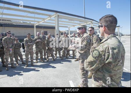 Col. Justin Niederer, 821st risposta di emergenza comandante del gruppo, prevede inizialmente una breve per la sua squadra prima di iniziare Hurricane Relief Operations a Tyndall Air Force Base in Florida, Ottobre 12, 2018, 12 ottobre 2018. La risposta di emergenza di team distribuiti per valutare i danni e stabilire le condizioni per la ri-apertura di un flusso di aria, portando tanto necessaria attrezzatura, forniture e personale per la ricostruzione della base dopo il passaggio dell uragano Michael. AMC attrezzature e personale in stand by in tutta la nazione anche per offrire più assistenza su richiesta (U.S. Air Force foto di Tech. Sgt. Liliana Foto Stock