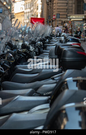 Una fila di motorcyles parcheggiata in Firenze, Italia. Foto Stock