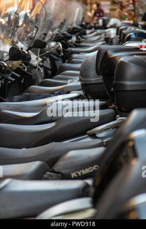 Una fila di motorcyles parcheggiata in Firenze, Italia. Foto Stock