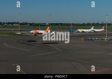 Paesi Bassi, Amsterdam, Schiphol - 06 Maggio 2018: easyjet aerei all aeroporto. Schiphol è uno dei più trafficati aeroporto in Europa. Foto Stock