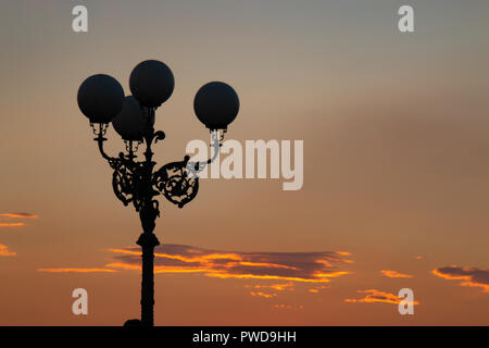 Un lampione silouhetted contro un Cielo di tramonto dal Piazzale Michelangelo, Firenze, Italia. Foto Stock