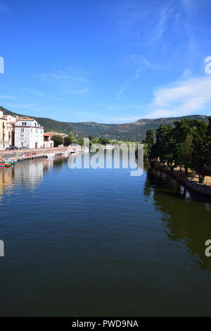 Vista sul fiume Temo in Sardegna, vista panoramica sulle barche sul fiume Temo a Bosa in Sardegna tra cui tipico di colorate case italiane ts Foto Stock