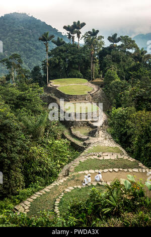Indigenes seduta a Ciudad Perdida Foto Stock