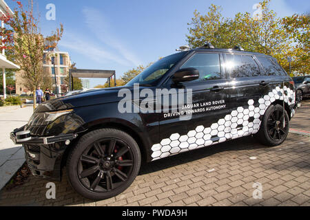 Un driverless Jaguar Landrover veicolo testato a Milton Keynes, Inghilterra, Regno Unito Foto Stock