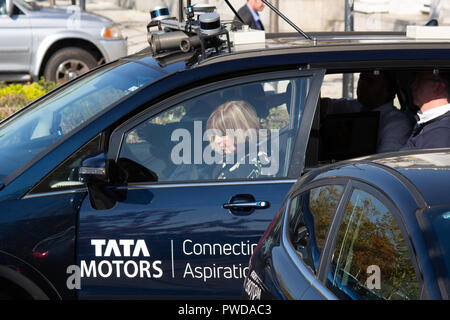 TATA Driverless i veicoli sottoposti a Milton Keynes, Inghilterra, Regno Unito Foto Stock