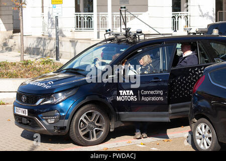 TATA Driverless i veicoli sottoposti a Milton Keynes, Inghilterra, Regno Unito Foto Stock