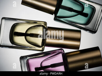 Bottiglie di colore chiaro di smalto per unghie, Top Coat, lacca, vernice, cosmetici, Traslucido Foto Stock