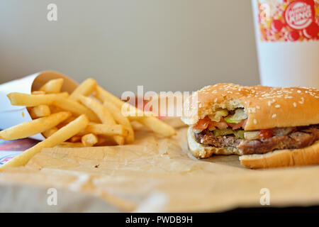 Burger King Whopper hamburger, patatine fritte e bevanda fredda pasto in un ristorante fast food davanzalino. Foto Stock