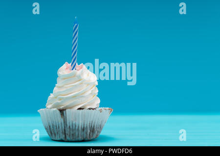 Una donna taglia una torta di compleanno e la mette in piattini Foto stock  - Alamy