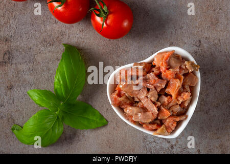 Ciotola riempita con un trito di salmone affumicato marinato in olio - vista superiore Foto Stock