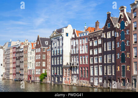 Case di Amsterdam su Damrak Una parzialmente riempito in canal dancing case con architettura olandese dal canal Amsterdam Olanda Paesi Bassi EU Europe Foto Stock