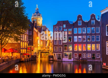 La notte di Amsterdam la cupola della chiesa di San Nicola del Armbrug ponte sul canal Oudezijds Voorburgwal Amsterdam Olanda UE Europa Foto Stock