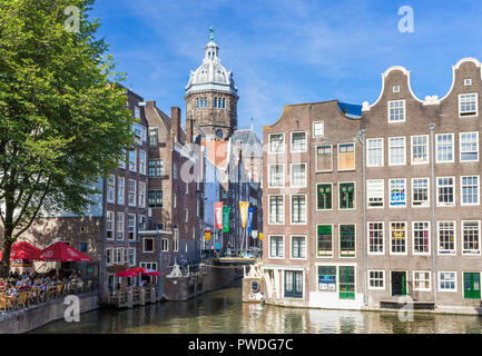 Amsterdam cupola della chiesa di San Nicola del Armbrug ponte sul canal Oudezijds Voorburgwal Amsterdam Olanda UE Europa Foto Stock
