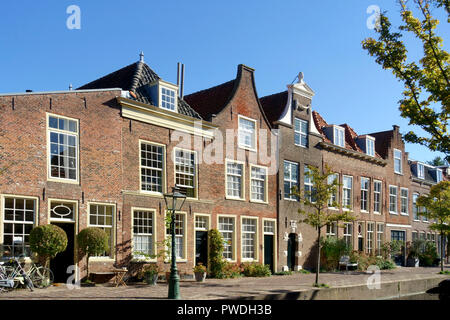 Case sul canale Doelengracht nella città vecchia di Leiden, Olanda meridionale, Paesi Bassi Foto Stock