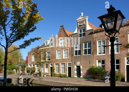 Case sul canale Doelengracht nella città vecchia di Leiden, Olanda meridionale, Paesi Bassi Foto Stock