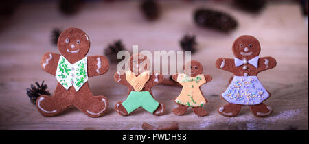 Gingerbread uomini e bastoncini di cannella sulla tavola del Natale . Foto Stock